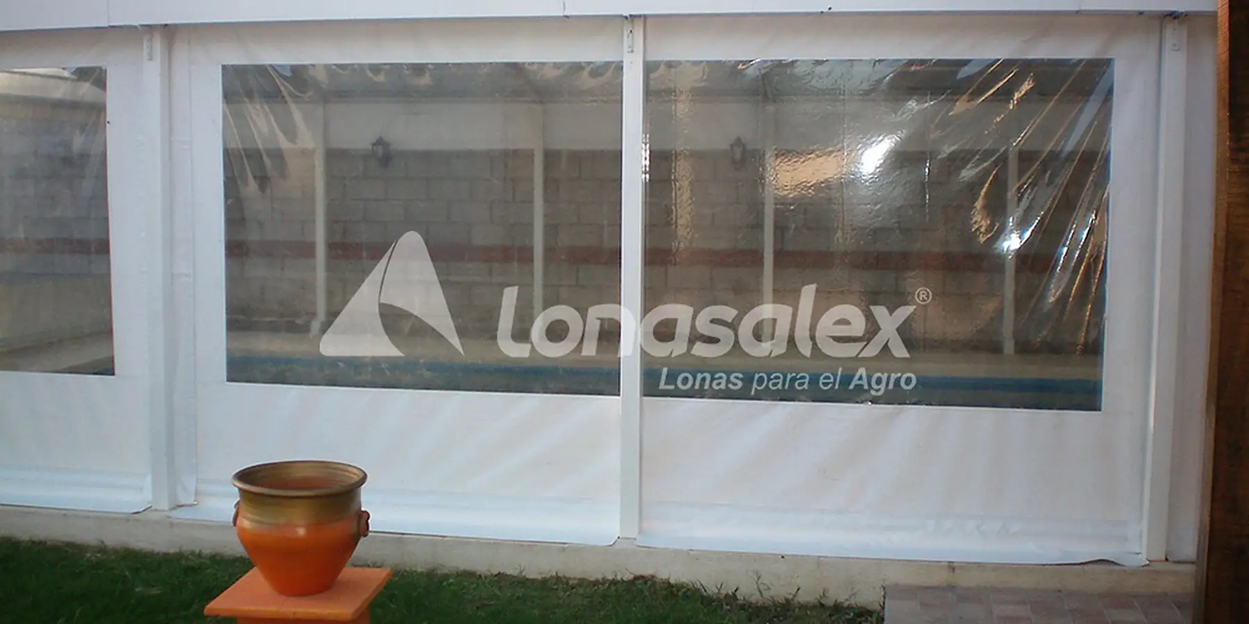 Cerramiento de lona y cristal en la galería de una casa