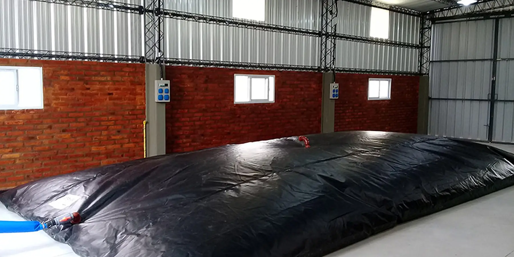 Flexitank lleno dentro de un galpón