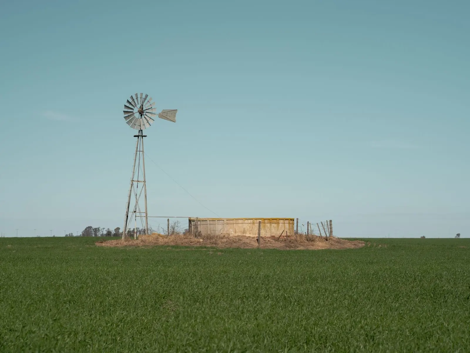 Molino y tanque australiano en el campo