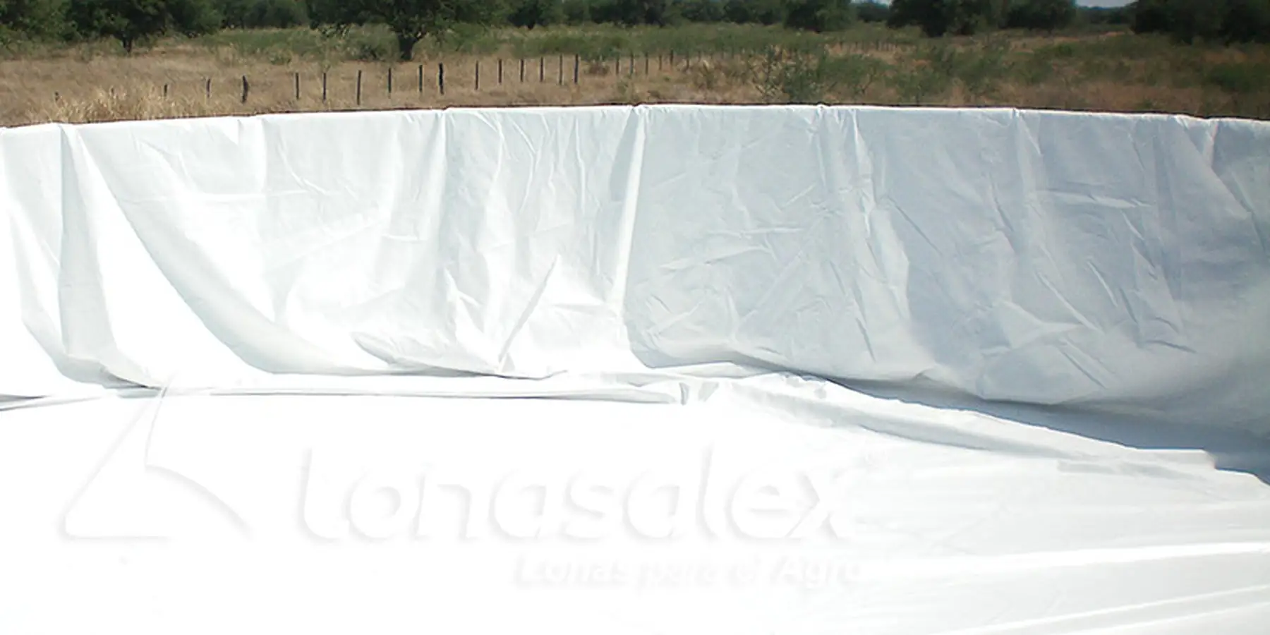Reservorio de agua impermeabilizado con lona