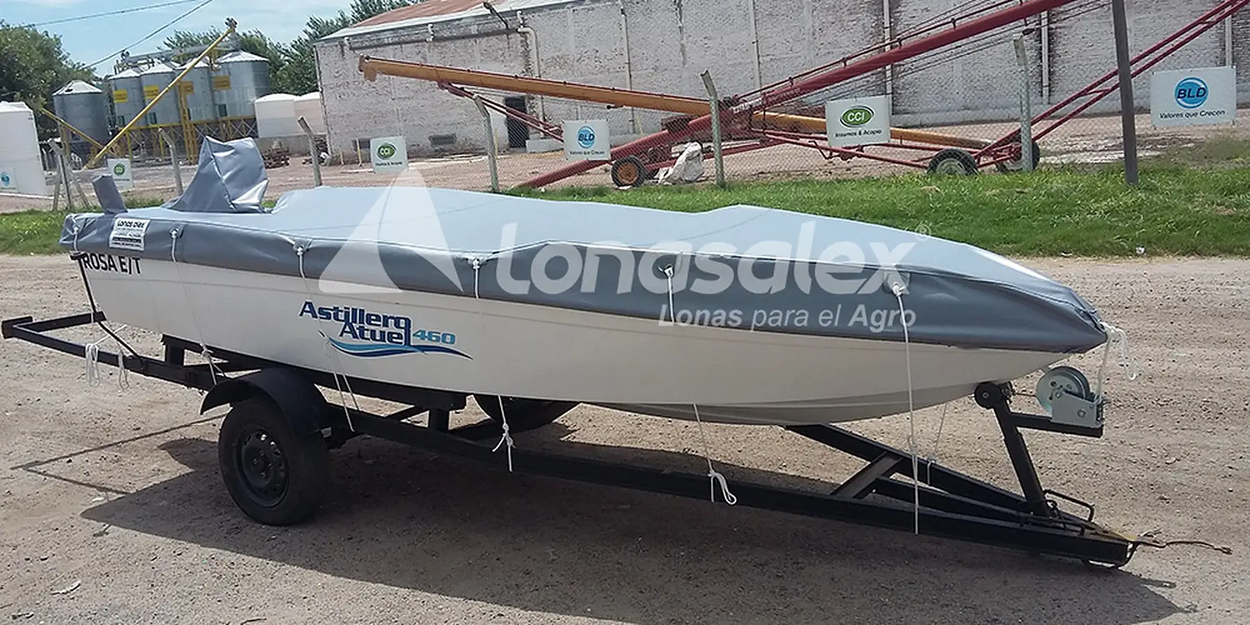 Lancha con cobertor de lona sobre un tráiler