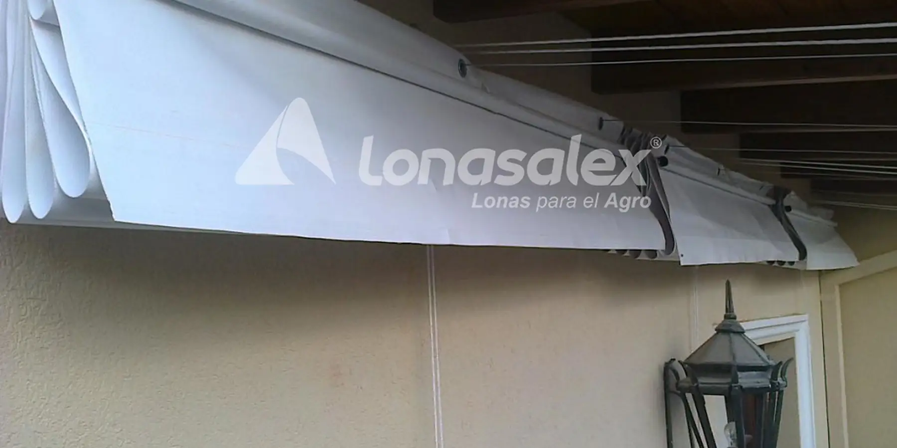 Toldo de brazo invisible sobre el patio de una casa