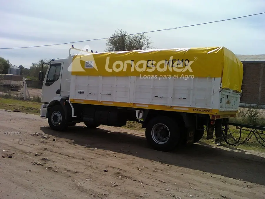 Camión con lona amarilla y blanca a medida