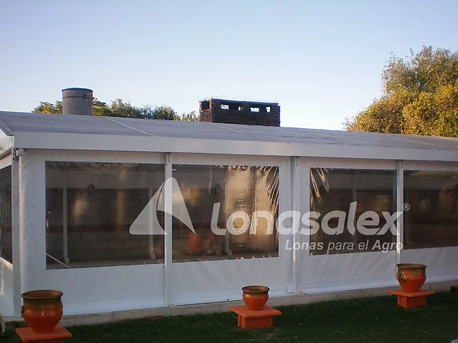 Cerramiento de lona y cristal en una galería