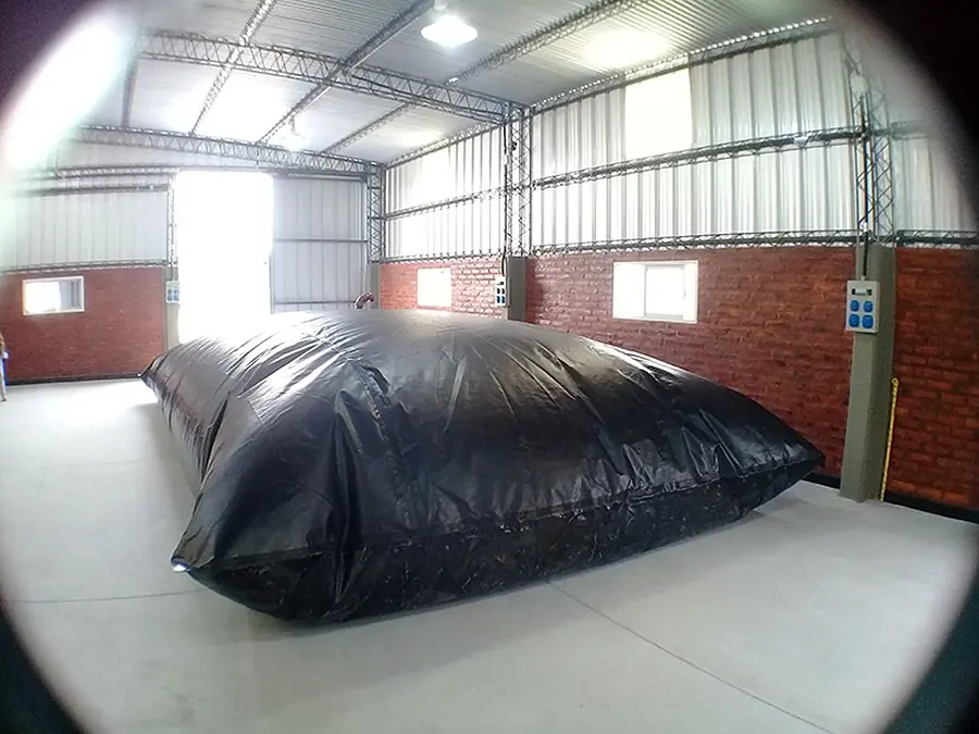 Flexitank negro dentro de un galpón