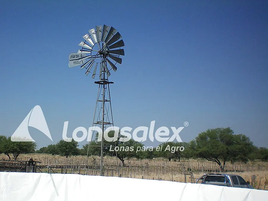 Funda de lona azul colocada en un tanque australiano