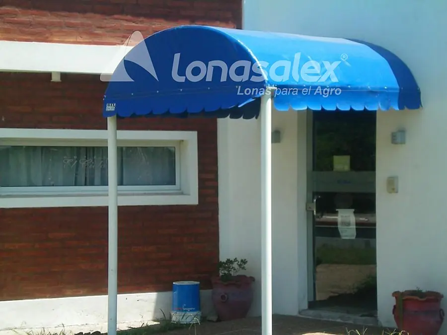 Toldo enrollable en la vidriera de un comercio